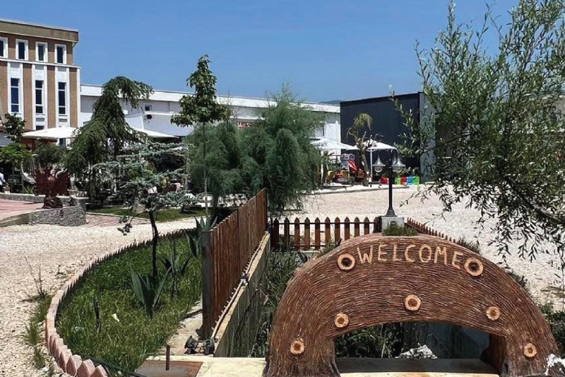 shitet kompleks me hotel Mamurras, Laç, shitet objekt me lavazh Sanxhak, shitet autosallon me lavazh, shitet ndërtesë tregtare, shitet objekt hotelerie, shitet ndërtesë komerciale, shitet biznes i gatshëm, shitet kompleks me parking, 