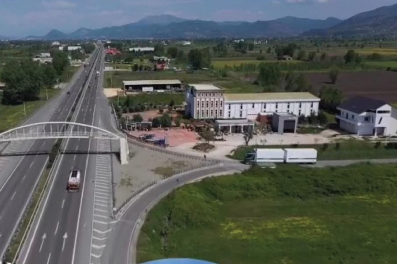 shitet pronë me licenca të rregullta Mamurras, Laç, shitet pronë për kompani transporti, shitet pronë me akses në autostradë Sanxhak, shitet pronë me qasje të lehtë për turistë, shitet biznes në vend të frekuentuar, shitet ambient me parkim të madh